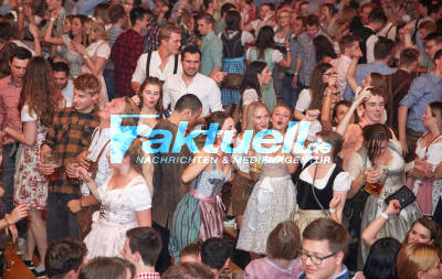 Wasen: Volksfest Party im Wasenwirt Zelt