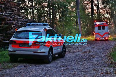 Arbeitsunfall im Wald - Mann vermutlich mehrere Tage unter Baumstamm eingeklemmt