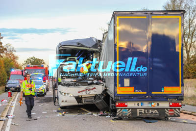 Schweres Busunglück bei Hockenheim: Reisebus kracht frontal in Sattelzug - 18 teils Schwerverletzte - 5 Hubschrauber im Einsatz - Grossalarm - Tag und Nachtbilder