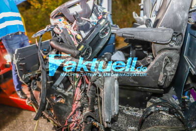 Schweres Busunglück bei Hockenheim: Reisebus kracht frontal in Sattelzug - 18 teils Schwerverletzte - 5 Hubschrauber im Einsatz - Grossalarm - Tag und Nachtbilder
