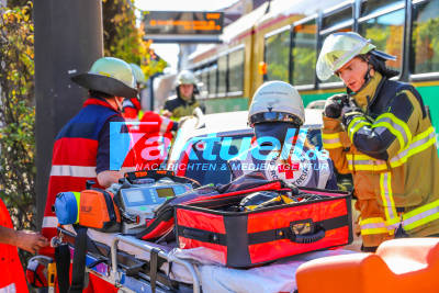 Grossübung: Schweres Bahnunglück - Straßenbahn kracht in zwei PKW in Rheinstetten: 34 Verletzte - Über 80 Einsatzkräfte beteiligt - Luftaufnahmen