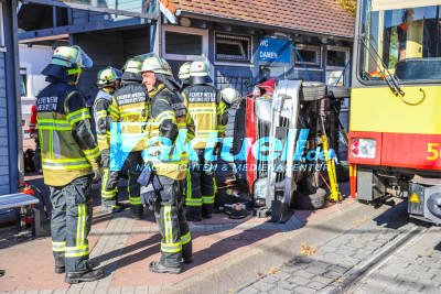 Grossübung: Schweres Bahnunglück - Straßenbahn kracht in zwei PKW in Rheinstetten: 34 Verletzte - Über 80 Einsatzkräfte beteiligt - Luftaufnahmen