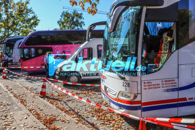 Große Kontrollaktion der Polizei: Bus-Kontrollen auf der BAB5 bei Karlsruhe - Fahrerverstöße, technische Mängel und Stilllegungen - Polizei, Zoll und Sondereinheiten im Einsatz