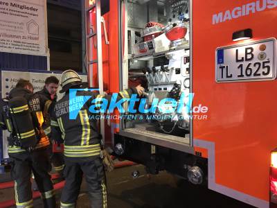 Feuerbacher Straße: Brand in einem Baucontainer während einer Übung