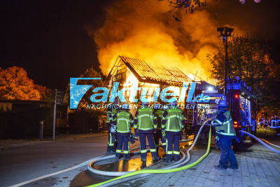 Großbrand auf dem Golfclub: Lagerscheune mit Golfutensilien brennt vollständig nieder - Flammen kilometerweit sichtbar