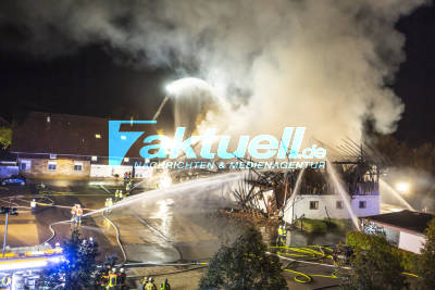 Großbrand auf dem Golfclub: Lagerscheune mit Golfutensilien brennt vollständig nieder - Flammen kilometerweit sichtbar