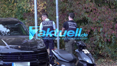 Großer Polizeieinsatz in S-Hedelfingen, Rettungsdienst und Notarzt versorgen Verletzten, Waffe wurde gesichert und eine Person von der Polizei mitgenommen