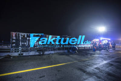 Erneut kippt ein LKW an der selben Stelle auf A8 in der Baustelle um - Vollsperrung - Fluggäste wandern über die Autobahn zum Flughafen