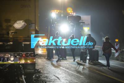 Erneut kippt ein LKW an der selben Stelle auf A8 in der Baustelle um - Vollsperrung - Fluggäste wandern über die Autobahn zum Flughafen