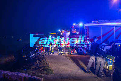 Betrunkener 23-Jähriger kippt fast mit Auto Aussichtsstation hinunter - Polizei nimmt aggressiven Fahrer fest