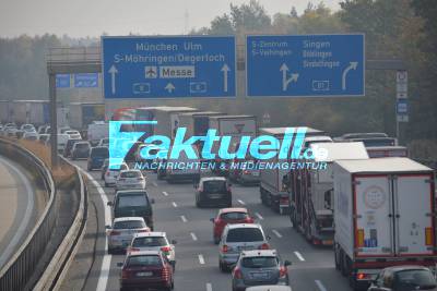 Nach LKW-Unfall: Stau-Chaos in und um Stuttgart: Hier Bilder von der A8 beim Autobahnkreuz Stuttgart