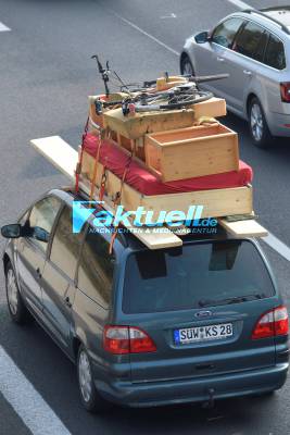 Nach LKW-Unfall: Stau-Chaos in und um Stuttgart: Hier Bilder von der A8 beim Autobahnkreuz Stuttgart
