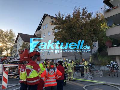 Feuer in Mehrfamilienhaus eines städtischen Gebäudes. Feuerwehr rettet Personen und löscht den Brand ab.