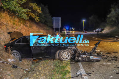 Tödlicher Horrorcrash auf Bundesstraße: PKW-Fahrer schleudert aus Unfallwrack und stirbt - Verheerendes Schadensbild - Einsatzkräfte im Grosseinsatz