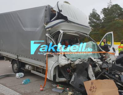 UPDATE: Schwerer Crash BAB5 Kronau: Klein-LKW kracht in Sattelzug - Fahrerkabine komplett zerdrückt - Fahrer in Lebensgefahr