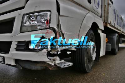 Golf-Fahrer kracht frontal in Lkw - Straßenmeisterei muss auslaufende Betriebsstoffe aufnehmen