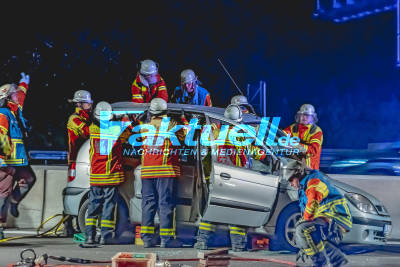 Massiver Crash auf der BAB 8 Stuttgart Richtung Kahrlsruhe höhe Raststätte Sindelfinerwald schleuderte ein PKW in Betonleitwand Person wurde schwer Verletzt 