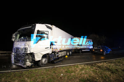 2 Tote bei schwerem Verkehrsunfall: Toyota kracht gegen LKW und wird völlig zerquetscht