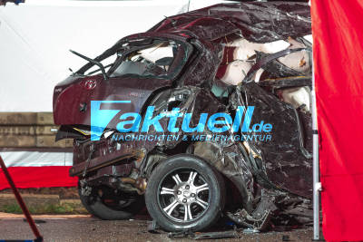 2 Tote bei schwerem Verkehrsunfall: Toyota kracht gegen LKW und wird völlig zerquetscht