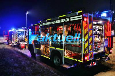 Wohnanhänger brennt samt Pkw vollständig aus - Nächtlicher Einsatz für die Feuerwehr Marbach