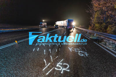 2 Tote bei schwerem Verkehrsunfall: Toyota kracht gegen LKW und wird völlig zerquetscht