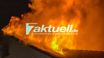 Dramatischer Grossbrand mit Explosionen: Mehrfamilienhaus nach Flash-Over in Vollbrand - Meterhohe Flammen schlagen in den Nachthimmel - 10 Verletzte - Stundenlanger Grosseinsatz