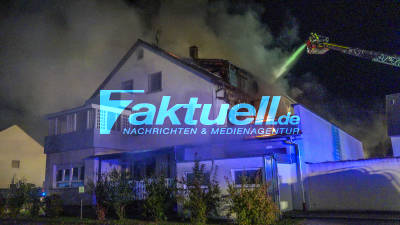 Dramatischer Grossbrand mit Explosionen: Mehrfamilienhaus nach Flash-Over in Vollbrand - Meterhohe Flammen schlagen in den Nachthimmel - 10 Verletzte - Stundenlanger Grosseinsatz