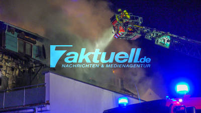 Dramatischer Grossbrand mit Explosionen: Mehrfamilienhaus nach Flash-Over in Vollbrand - Meterhohe Flammen schlagen in den Nachthimmel - 10 Verletzte - Stundenlanger Grosseinsatz