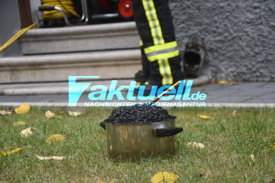 Brennender Kochtopf - Bewohner packt mit an! Rauchmelder verhindert Schlimmeres - ein Verletzter (verkohlter Kochtopf-Bild)