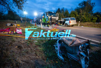 Junge Autofahrerin kracht gegen Betonmischer - Fahrzeug verkeilt sich - Feuerwehr muss eingeklemmte 25-Jährige retten - Rettungshubschrauber im Einsatz