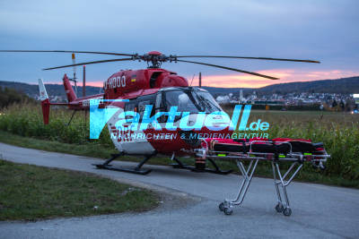 Junge Autofahrerin kracht gegen Betonmischer - Fahrzeug verkeilt sich - Feuerwehr muss eingeklemmte 25-Jährige retten - Rettungshubschrauber im Einsatz