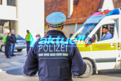 Tödliches Unfalldrama im Kraichtal: Rentnerin von PKW erfasst und überrollt - Gaffer und Schaulustige behindern Rettungsarbeiten und Kinder filmen mit Smartphones