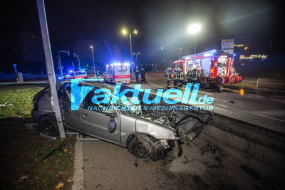 Horrorcrash nach vermutlicher Verfolgungsjagt: Autofahrer flüchtet offenbar vor Polizeikontrolle und crasht gegen Betonwand - Feuerwehr muss eingeklemmten Fahrer retten
