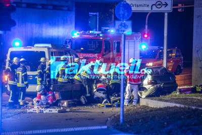 Horrorcrash nach vermutlicher Verfolgungsjagt: Autofahrer flüchtet offenbar vor Polizeikontrolle und crasht gegen Betonwand - Feuerwehr muss eingeklemmten Fahrer retten