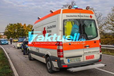 Schwerer Unfall auf Landstraße in Hambrücken: Skoda kracht in Ford - 2 Frauen werden teils schwer verletzt - Rettungskräfte im Einsatz