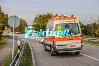 Schwerer Unfall auf Landstraße in Hambrücken: Skoda kracht in Ford - 2 Frauen werden teils schwer verletzt - Rettungskräfte im Einsatz