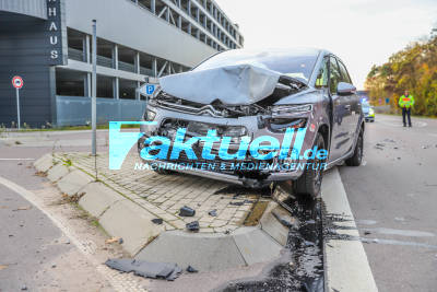Schwerer Crash in Graben-Neudorf fordert 1 Schwerverletzten: Citroen kracht mit voller Wucht in Opel - Rettungskräfte im Grosseinsatz