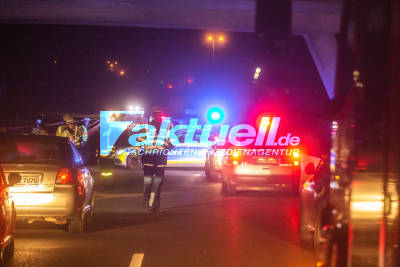 Tödlicher Unfall auf der B10 bei Stammheim: Person fällt offenbar von Brücke auf B10 und wird überfahren - Vollsperrung