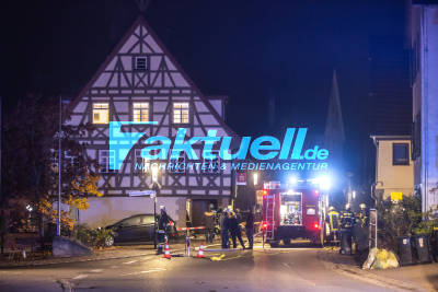 Heftige Explosion in der Nacht: Unbekannte Täter Sprengen mit Gas Sparkassen-Filiale im Schlaitdorfer Rathaus offenbar mit Beute