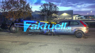 PKW rast unter parkenden Sattelzug-Anhänger in Bruchsal - Fahrer in Lebensgefahr - PKW wird unter Sattelzuganhänger zerquetscht