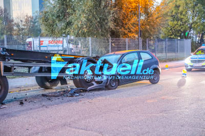 PKW rast unter parkenden Sattelzug-Anhänger in Bruchsal - Fahrer in Lebensgefahr - PKW wird unter Sattelzuganhänger zerquetscht