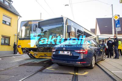 Crash in Stuttgart-Stammheim - Stadtbahn kracht mit Linienbus und 2 PKW zusammen, mehrere Verletzte und hoher Sachschaden - Zeugen gesucht