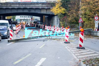 Stahlträger fällt von Baukran herab und trifft einen PKW und einen LKW in Stuttgart-Feuerbach