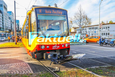INFOUPDATE: Straßenbahn kracht in VW Caddy am Karlsruher Oststadtkreisel: Schiebtür von Caddy wird herausgerissen - 3 Verletzte - Polizeikräfte im Einsatz