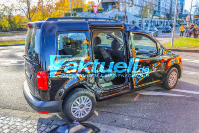 INFOUPDATE: Straßenbahn kracht in VW Caddy am Karlsruher Oststadtkreisel: Schiebtür von Caddy wird herausgerissen - 3 Verletzte - Polizeikräfte im Einsatz