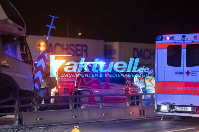 Wieder LKW-Unfall im Baustellenbereich: Lkw kracht auf der A8 in Fahrbahnteiler, PKW fährt unter LKW