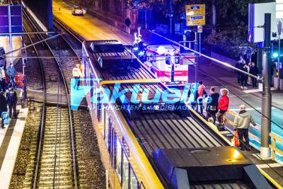 Frau wird beim Überqueren der Gleise von einer Stadtbahn erfasst und schwer verletzt 