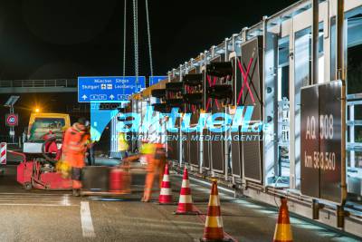 Engelbergtunnel in beide Fahrtrichtungen gesperrt: Anbringung der 55 Meter langen Verkehrszeichenbrücke am Südportal
