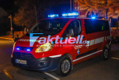Tödliches Unfalldrama mit Feuerwehrauto nach Martinsumzug: Harley Davidson kracht in Löschfahrzeug - Vater (56) stirbt + Sohn (18) in Lebensgefahr - Feuerwehrkräfte werden psychologisch betreut