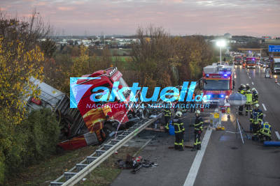Spektakulärer LKW-Crash auf der A81: 40-Tonner kracht von Autobahnbrücke auf Landstraße - Fahrer kaum verletzt
